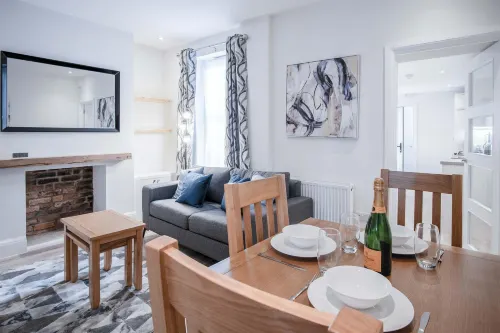 Fleet Street - 2 Bedroom Holiday Home - Swansea - 4-Star