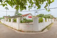 RedDoorz Syariah near Alun Alun Ciledug Cirebon Hotel dekat Indomaret 24 Jam Ketanggungan