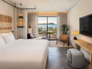 W Costa Navarino