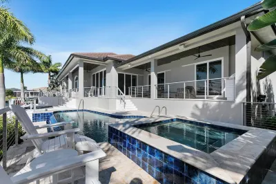 Avantstay的馬可波羅海濱5臥室，泳池，水療，火坑，步行至海灘 South Seas West Condominium附近的飯店
