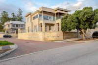 Located in the Mindarie Marina a Luxury House in a Perfect Location - บังกะโล