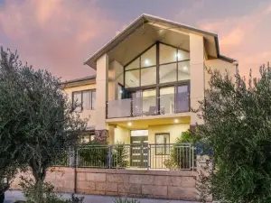 Beachside Bliss 1BR Mindarie