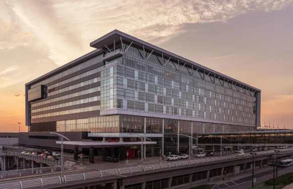 蒙特利爾機場客運大樓萬豪酒店