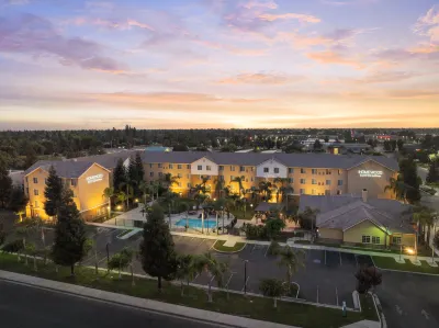 Homewood Suites by Hilton Bakersfield Hôtels à proximité de : Salt 7even Float Center