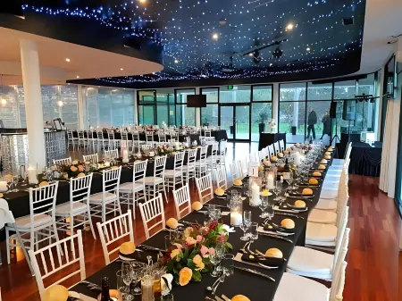 Sfera's Park Suites & Convention Centre Отели в г. Гиллс Плейнс