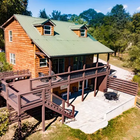 A Quiet Retreat on the Shore of Watts Bar Lake - Dog Friendly with Lake Access!