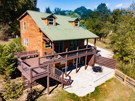 A Quiet Retreat on the Shore of Watts Bar Lake - Dog Friendly with Lake Access!