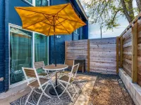 Minutes to trendy spots, free parking, new inside!