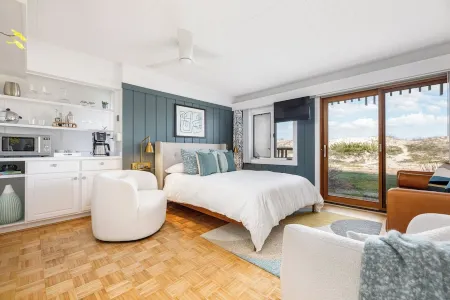 Waterfront Studio, newly renovated, A Cool Studio, Glen Arbor M22 Crystal River