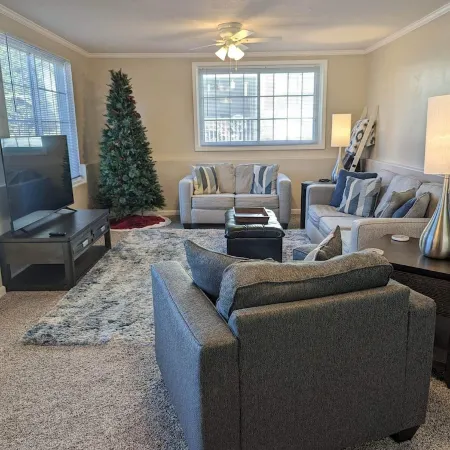 Cozy, Spacious, Great Location to amenities
