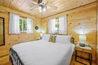 Treehouse Cabin w Mountain & River Views +Arcades +Hot Tub