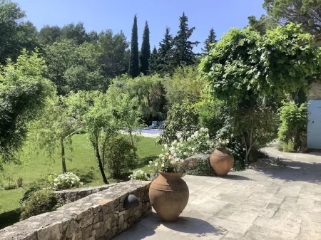 Wonderful old farmhouse 5 minutes from the medieval village of Seillans.