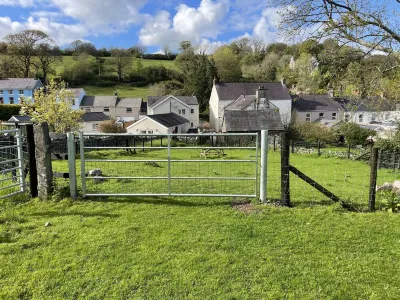 Family & dog friendly seaside flat Llansteffan Carmarthen West Wales sleeps 5 Hotels near St Clears Castle