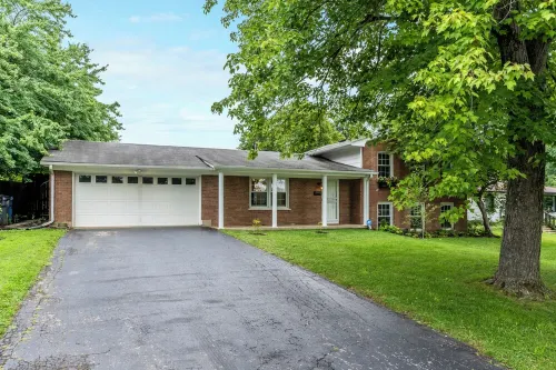 3 BR 2 bath 5 beds! sleeps 8. Pool, hot tub oasis in LEX