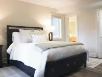 Newly remodeled 3-bedroom house with private hot tub, in welcoming Lake Toxaway. Hotels in Hogback