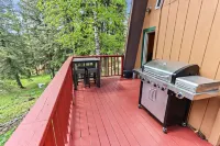 Cabin close to the slopes! Wifi, fireplace, and hot tub
