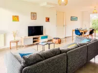 Ploubalay Getaway: Modern floor-level House