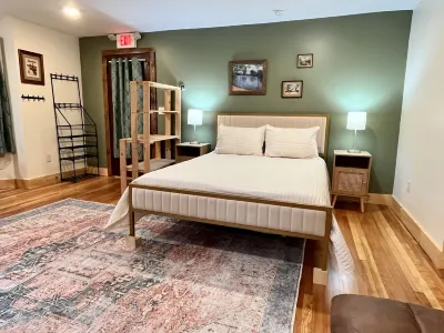 Charming one bedroom on Main St Hotel dekat Enchanted Forest Water Safari