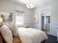 Bay Breeze Manor: Grand 5BR Queenslander Haven Hotels in Wynnum