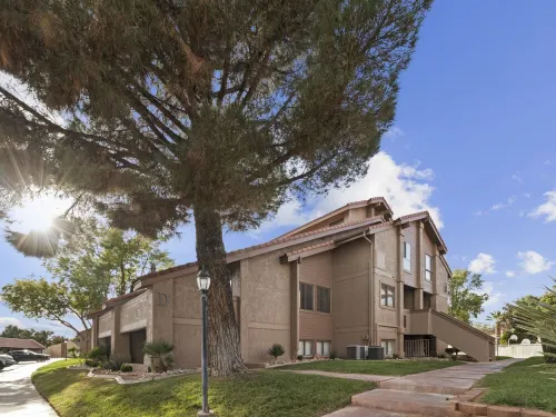 Updated condo with pools near golf courses