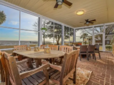 Stunning Lake Moultrie Estate on Deep Water โรงแรมในBerkeley County