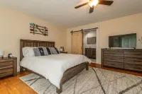 Fall Lake Getaway w/Bicycles & Walkable Neighborhood~ SPIRE/Wineries/BULA