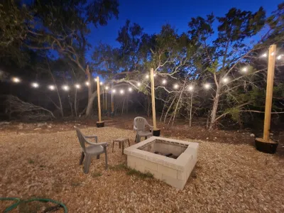 Game room and fire pit. Close to lake, river, restaurants and shops!