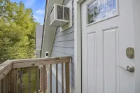 Cozy Downtown Loft for Two + Pets, Walk to Main St