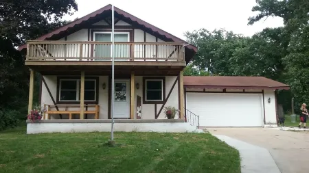 3 Bedroom, 2 Bath House, Large Yard, 4 Miles From New Glarus, 10 Miles To Monroe