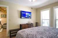 Rustic Retreat 3Bed/3Ba Walk In Quiet Close to Lake TaneyComo & The Landing