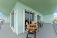 Modern Penthouse with Direct Ocean Front Views!