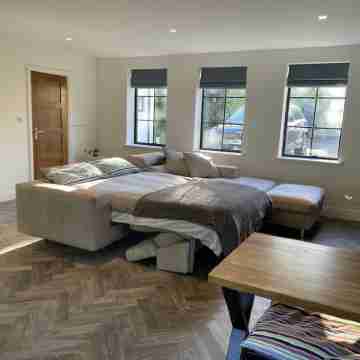 Nestled in a grand private estate, near woodlands, easy access London Rooms