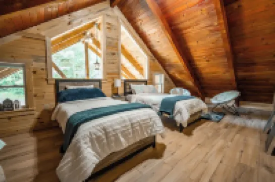 Rustic Comfort at Puritan Ridge, 3 bed 2 bath cabin on 180 stunning acres!