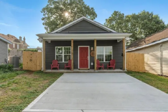 Bourbon Run - HotTub/ Ark 30min/ Horse Park 12min/ Walk Downtown/ 4BR Sleeps 8