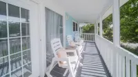 Pet-friendly* Walk Everywhere* Southport* Gameroom* Sleeps 10
