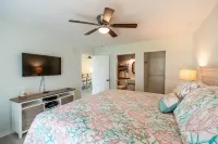 🍹🌞 Coastal Getaway! Heated Pool, Private Patio, Fenced Yard, 5 miles to Beach!