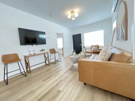 4173-Newly renovated stylish home Отели рядом с достопримечательностью «J.A. Cooley Museum»