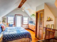 La Petit Maison, is a waterfront two-story cottage near Kemah,TX Hotels in Bacliff