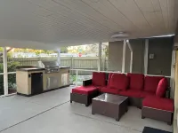 Enjoy a new remodeled house minutes away from Anna Maria Island