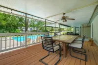 Beautiful Cozy Pool Oasis, 3/2 Heated Pool Home, Fenced, Pet Friendly, King Bed