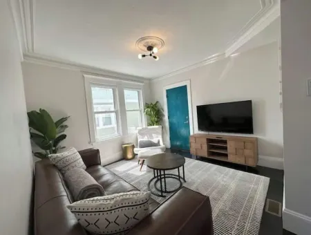 Downtown Salem Chic - 3 Bedroom w/ Parking Отели в г. Сейлем