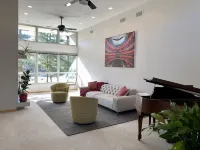 Sunny, spacious West Coast style house w/ movie room