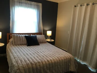 Upscale cottage: First block from the beach