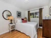 Modern contempary house. Hotels in Concord