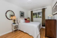 Modern contempary house. Hotels in Concord