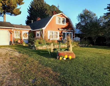 Farmhouse w/hottub room close to slopes & shores!