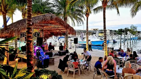 POSHPADZ Villa Kokomo-Lake View Patio- Walk to Jupiter Beach Sleeps 6