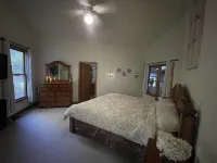 Secluded Riverfront Moon River Retreat- Spa/ Hot tub, Game Room, Gym