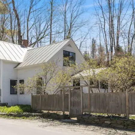 4-minutes to Sugarbush, steps to Warren Village!