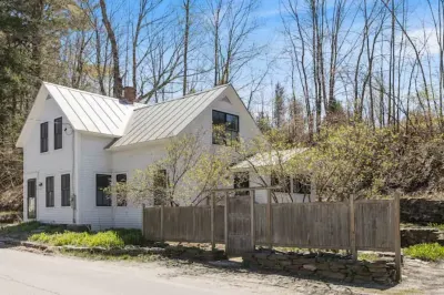 4-minutes to Sugarbush, steps to Warren Village!